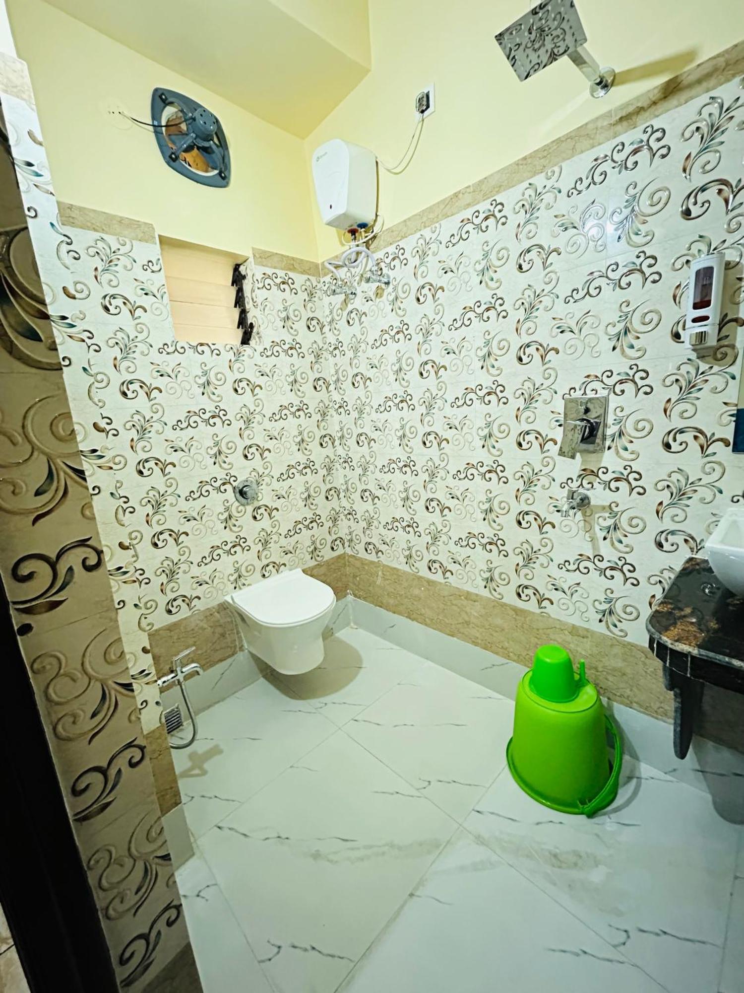 Hotel Kanan Inn Колката Екстериор снимка