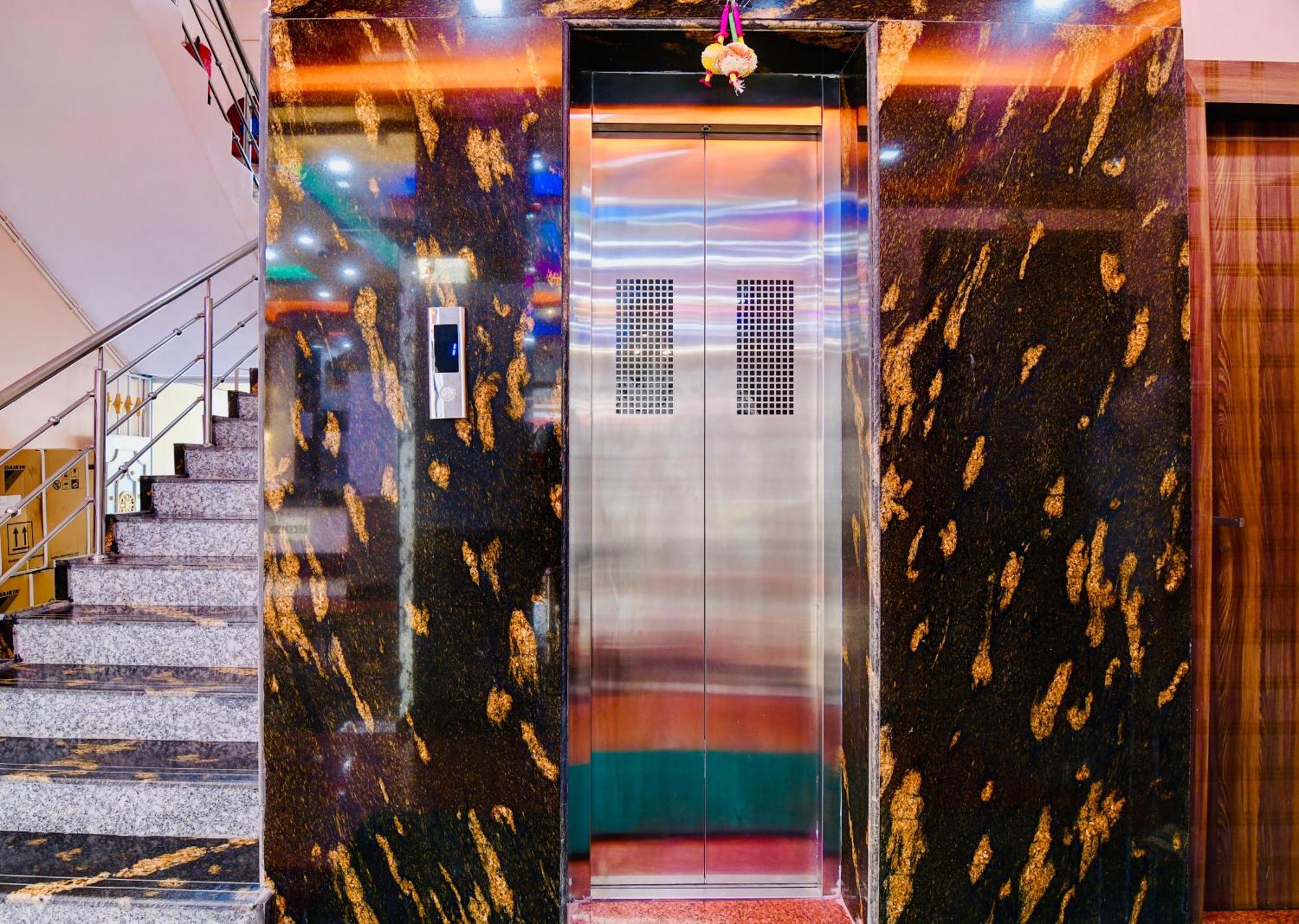 Hotel Kanan Inn Колката Екстериор снимка
