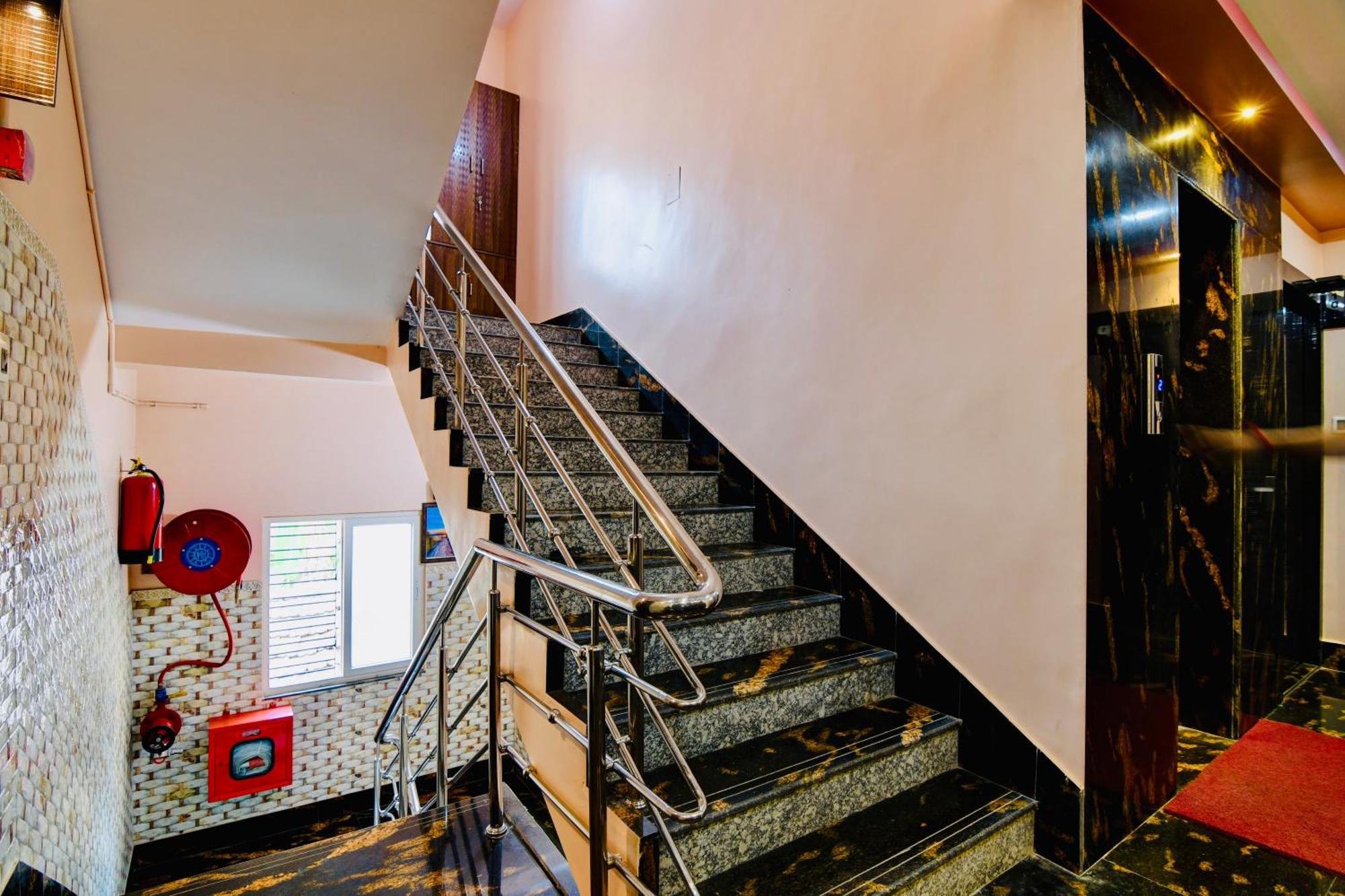Hotel Kanan Inn Колката Екстериор снимка