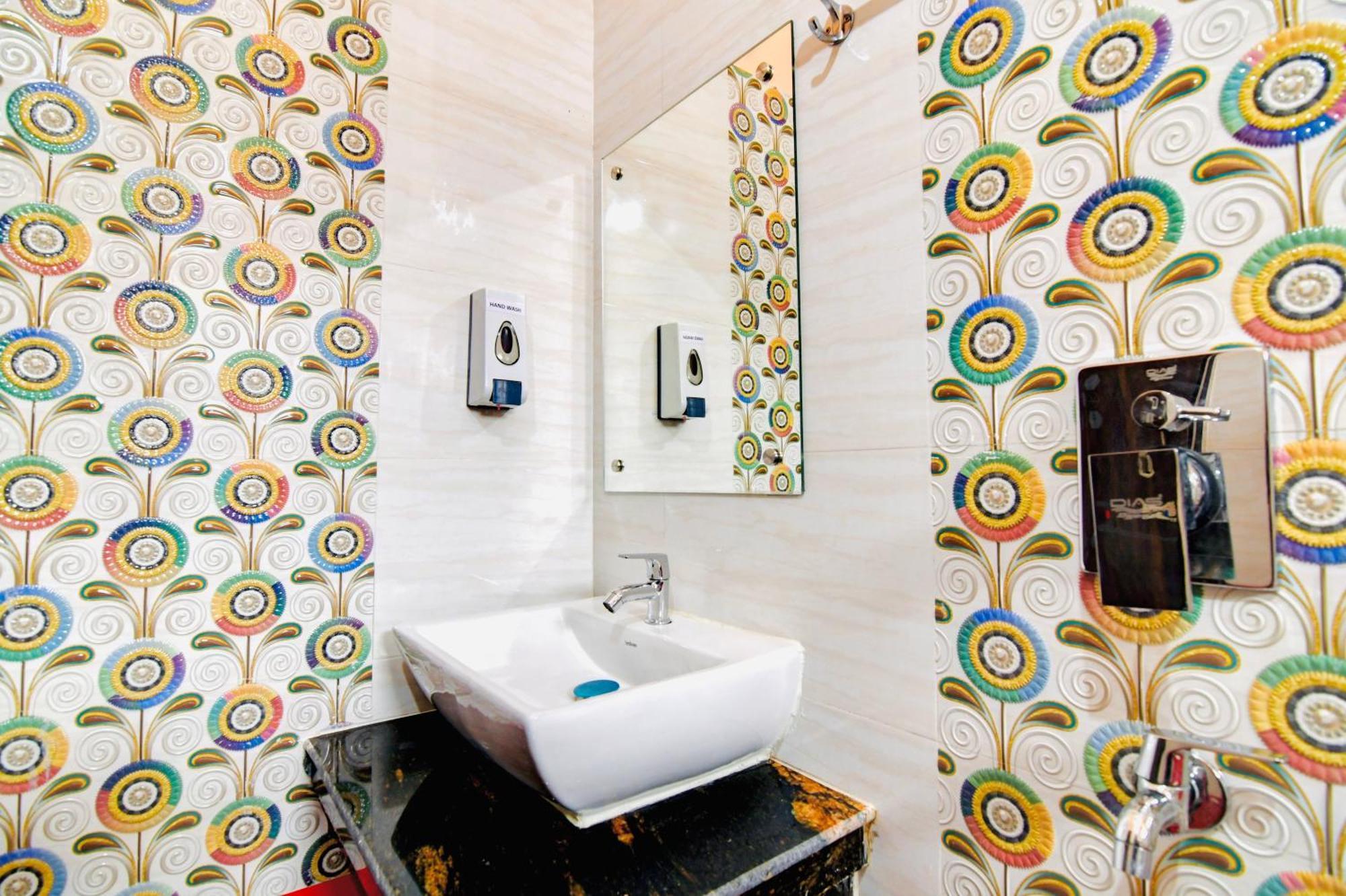 Hotel Kanan Inn Колката Екстериор снимка